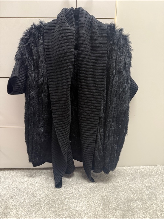 100% Rabbit Fur Sweaters - Elegant Black Faux-Fur Trim Open-Front Shrug